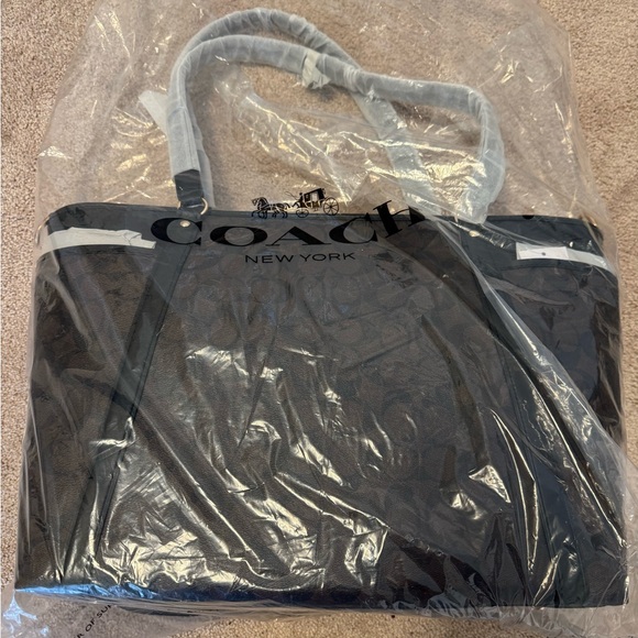 Brand New with tags Coach Baby Bag in Signature Canvas - Picture 6 of 9